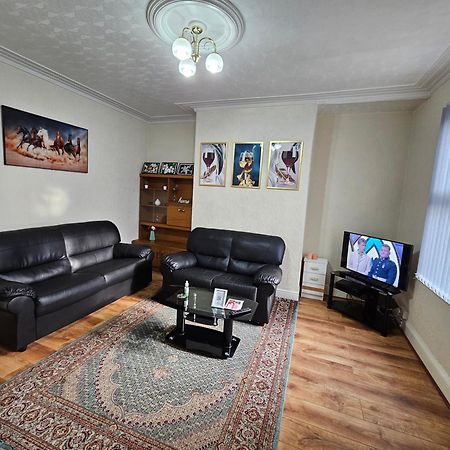 Spacious Two Bedroom House, Parking And Wifi Лийдс Екстериор снимка
