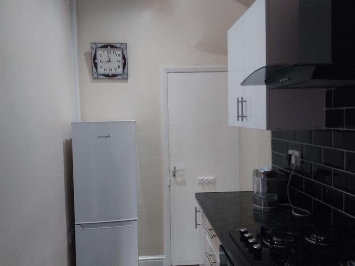 Spacious Two Bedroom House, Parking And Wifi Лийдс Екстериор снимка