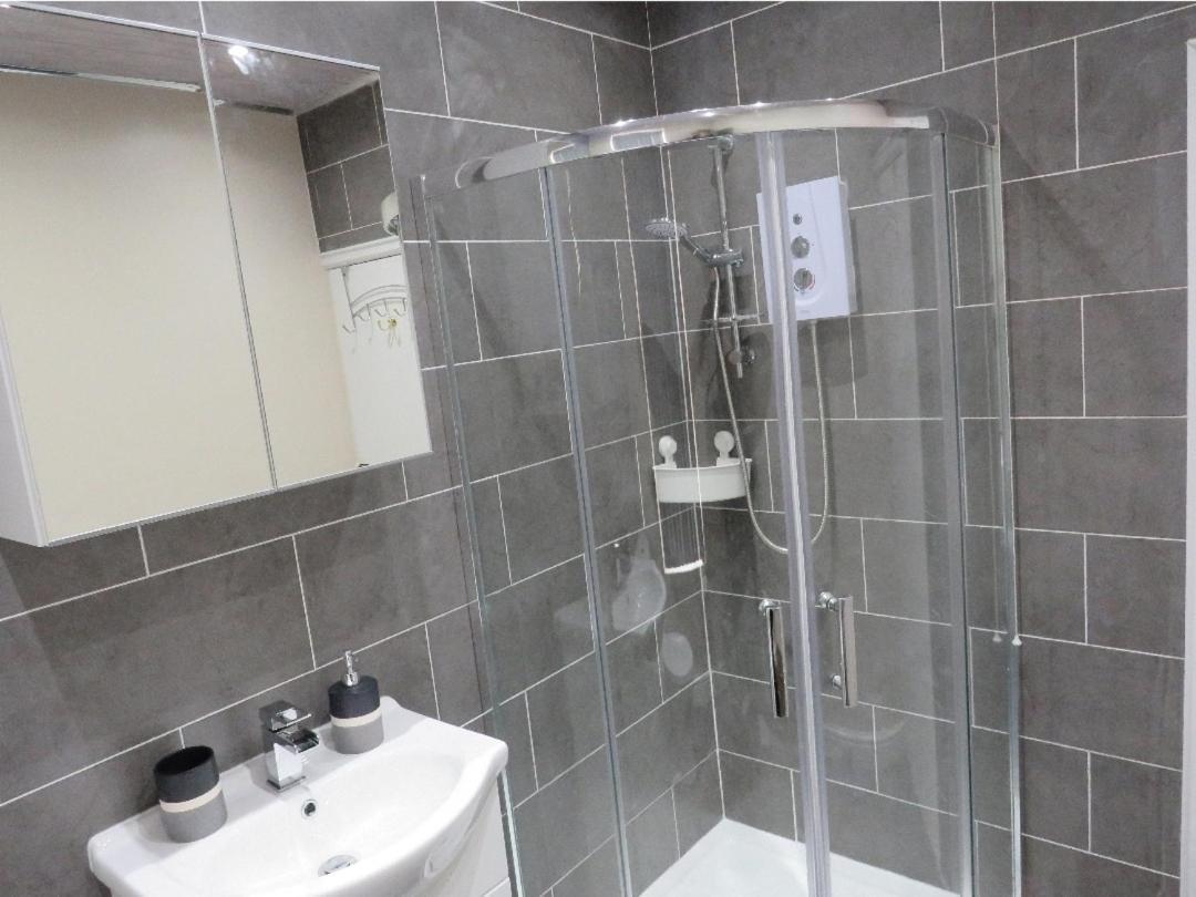 Spacious Two Bedroom House, Parking And Wifi Лийдс Екстериор снимка
