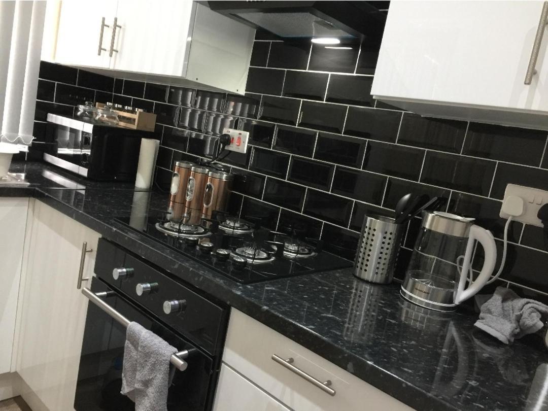 Spacious Two Bedroom House, Parking And Wifi Лийдс Екстериор снимка