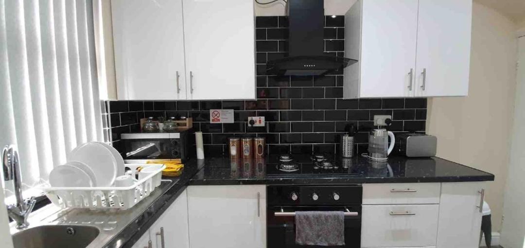 Spacious Two Bedroom House, Parking And Wifi Лийдс Екстериор снимка