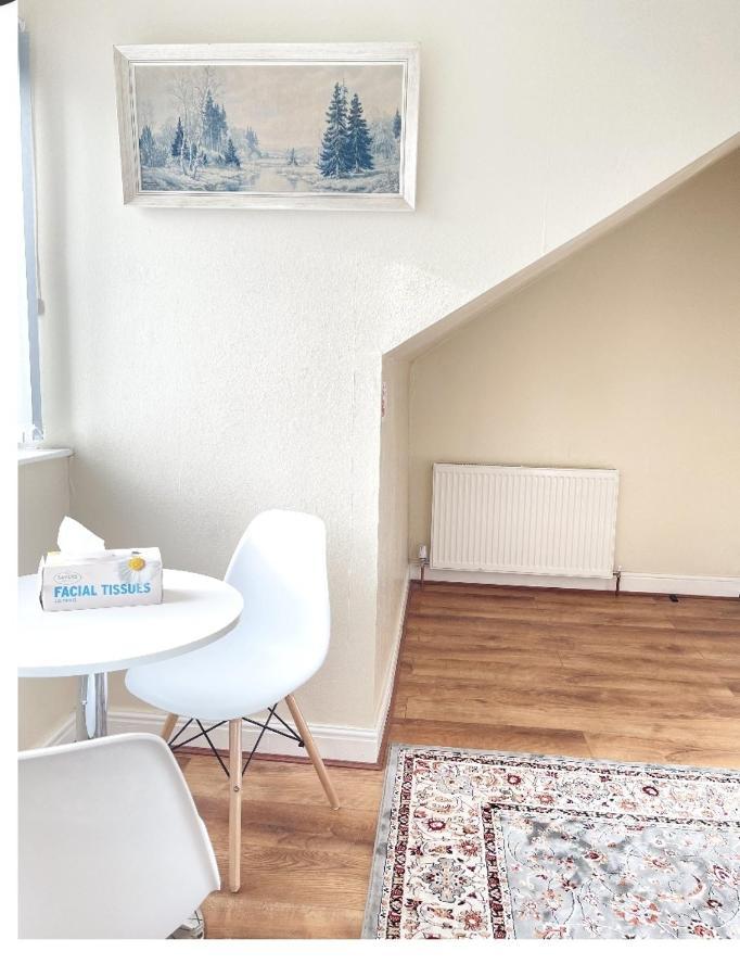 Spacious Two Bedroom House, Parking And Wifi Лийдс Екстериор снимка