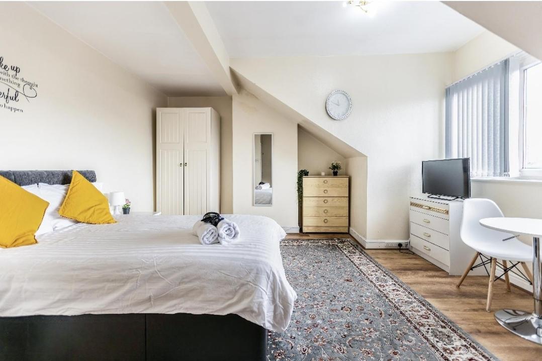 Spacious Two Bedroom House, Parking And Wifi Лийдс Екстериор снимка