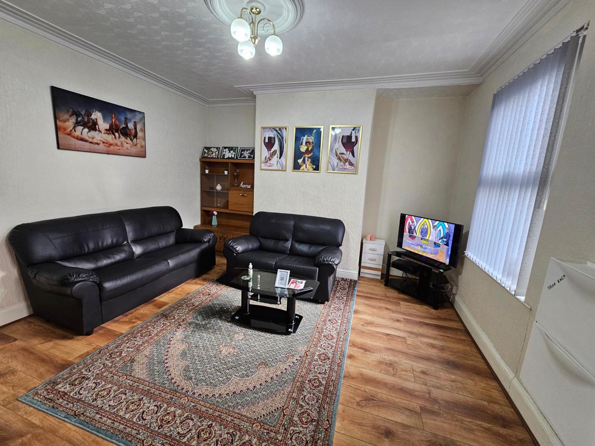 Spacious Two Bedroom House, Parking And Wifi Лийдс Екстериор снимка