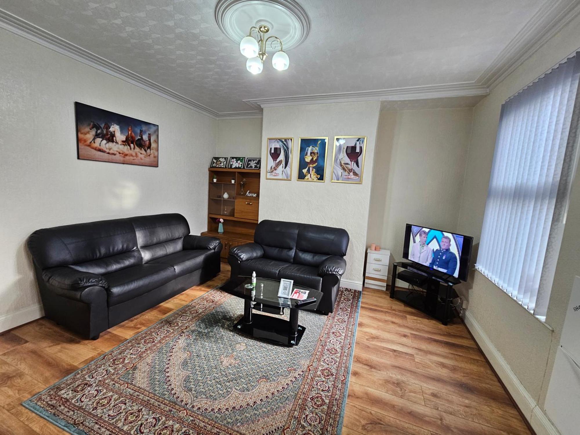 Spacious Two Bedroom House, Parking And Wifi Лийдс Екстериор снимка