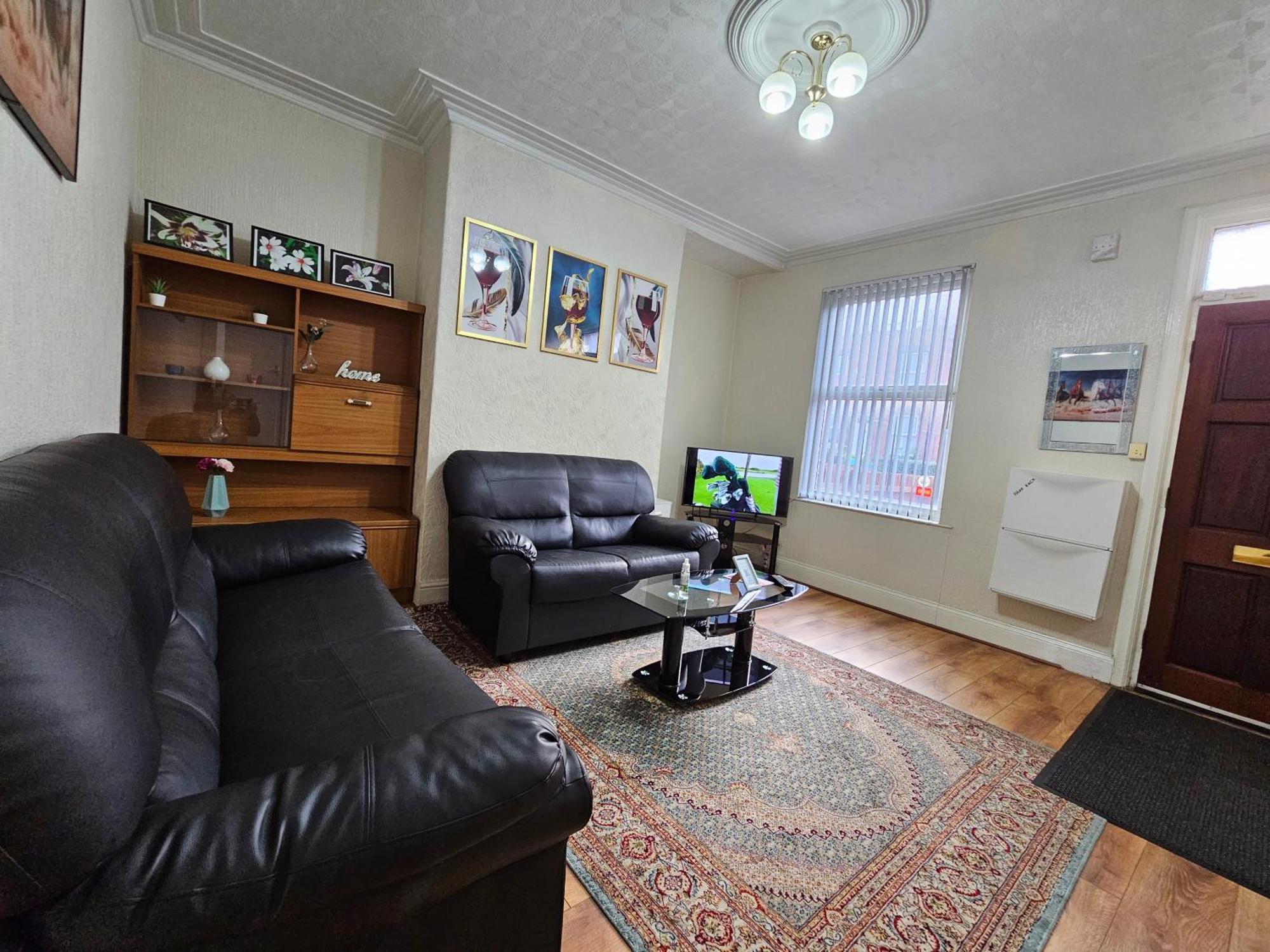Spacious Two Bedroom House, Parking And Wifi Лийдс Екстериор снимка