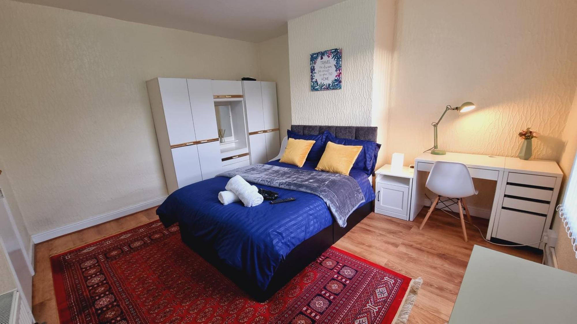 Spacious Two Bedroom House, Parking And Wifi Лийдс Екстериор снимка