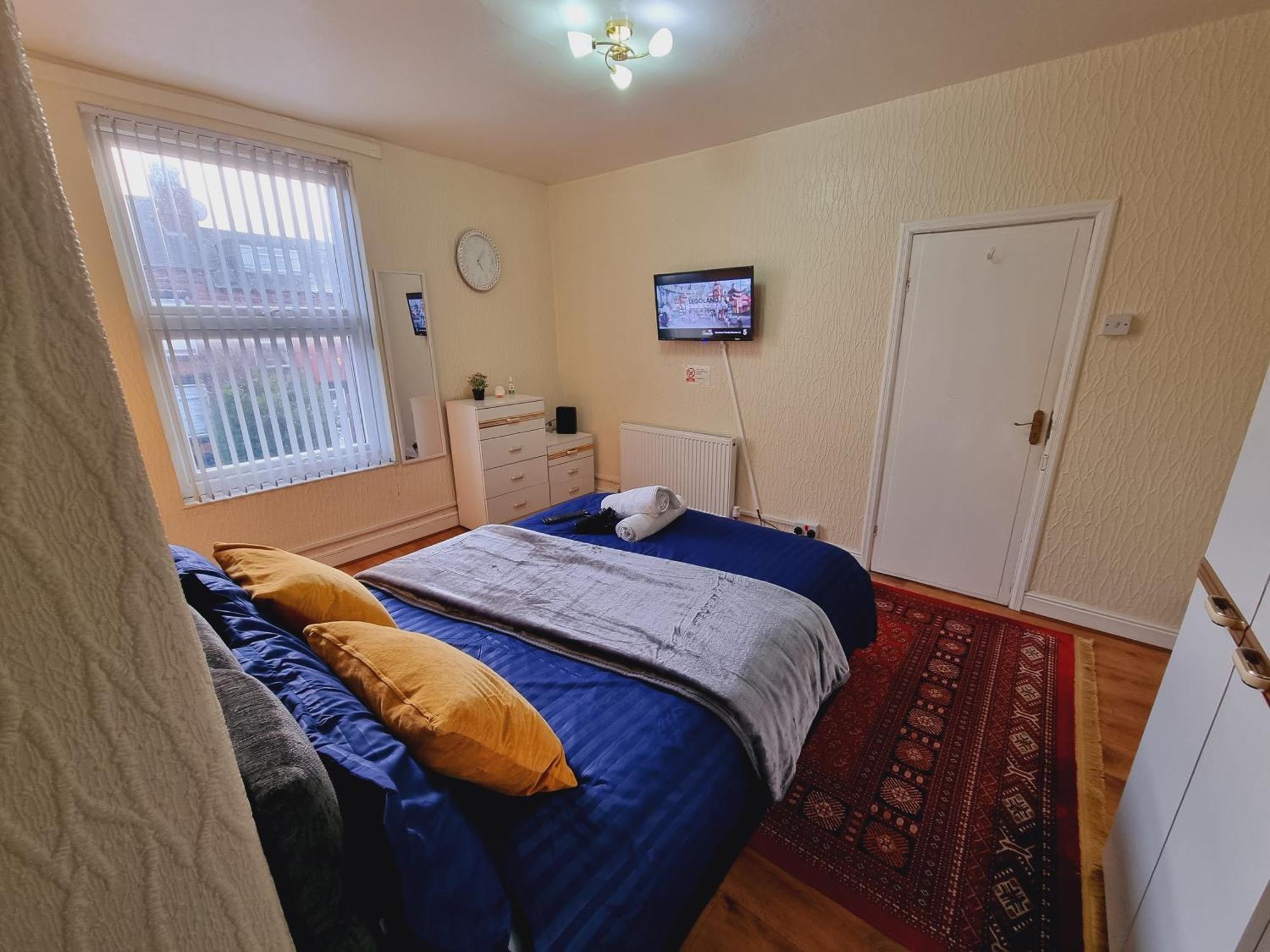 Spacious Two Bedroom House, Parking And Wifi Лийдс Екстериор снимка