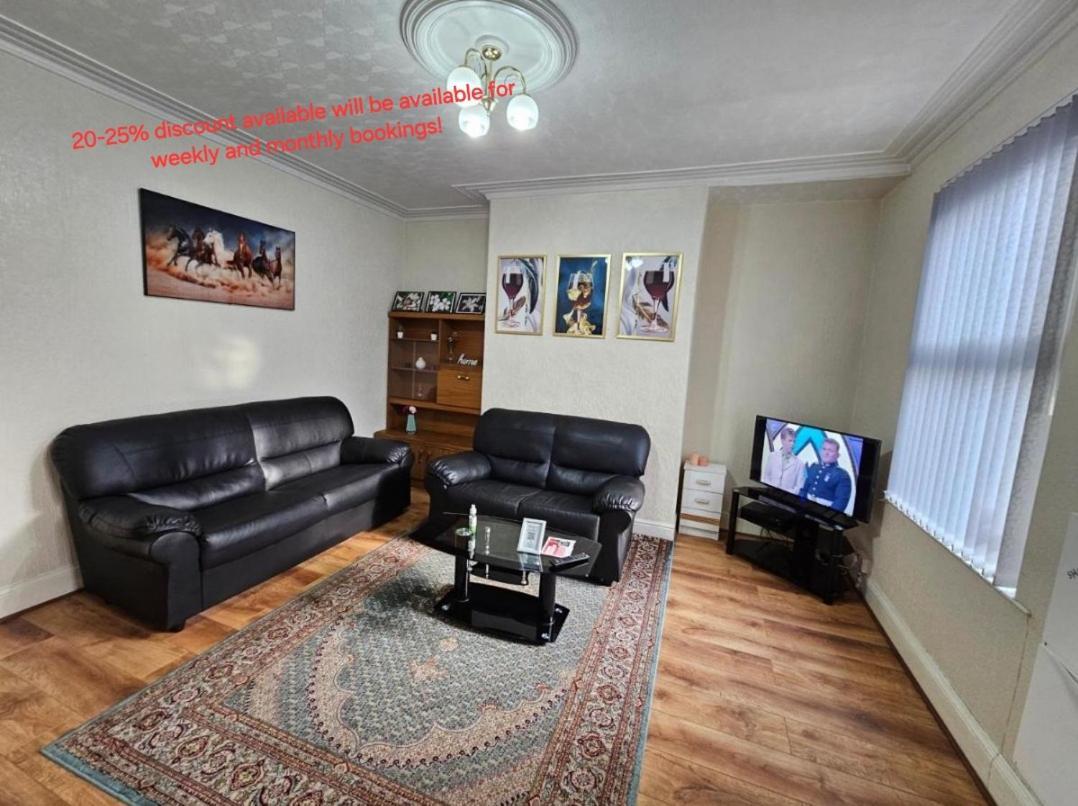 Spacious Two Bedroom House, Parking And Wifi Лийдс Екстериор снимка